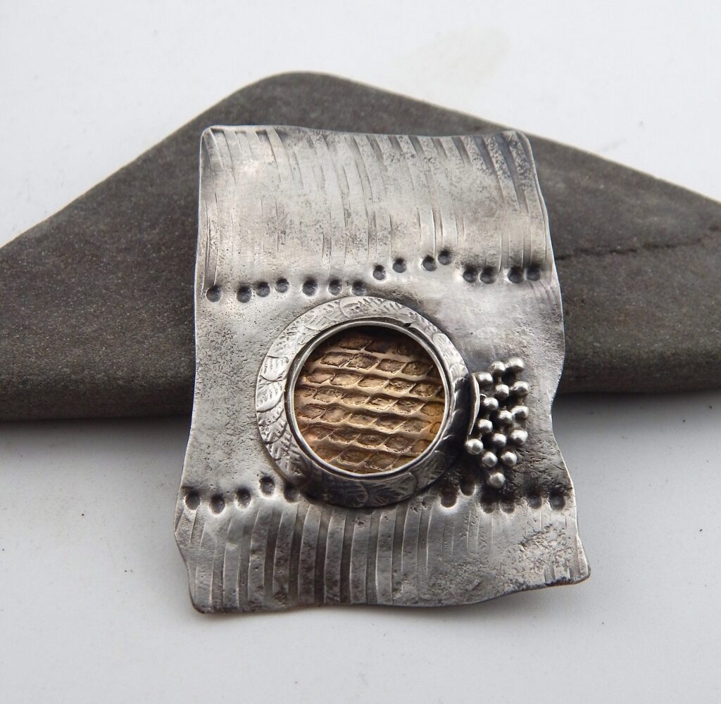 Abstract Rectangle brooch

Sterling silver, 14K GF
5.5cm x 4cm

$180